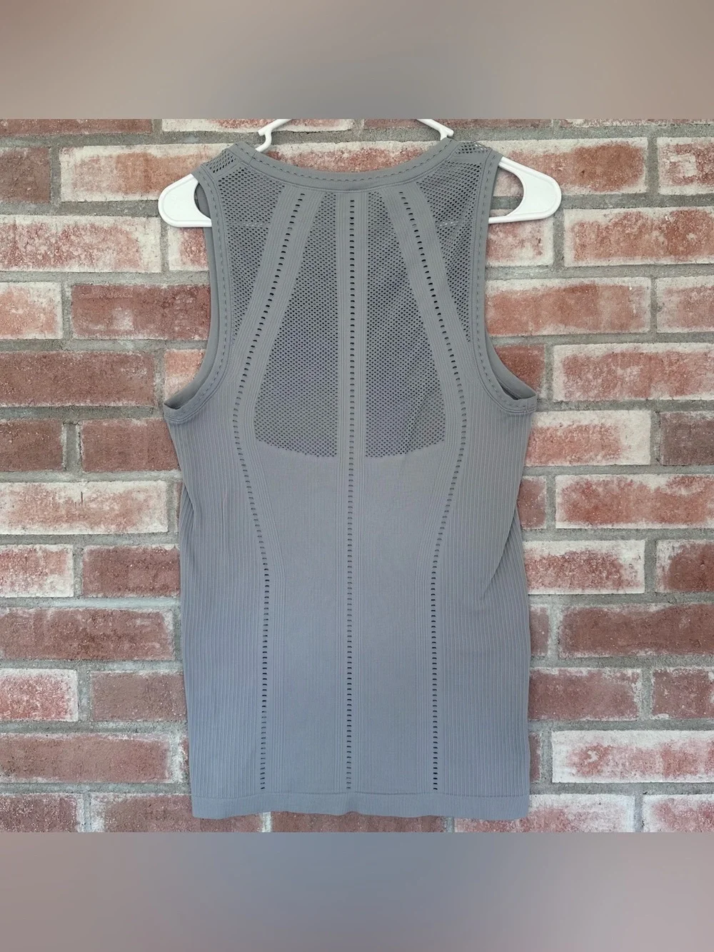 Athleta Gray Tank Top Women’s Medium Fitted Active Running Performance Gym - Picture 7 of 9